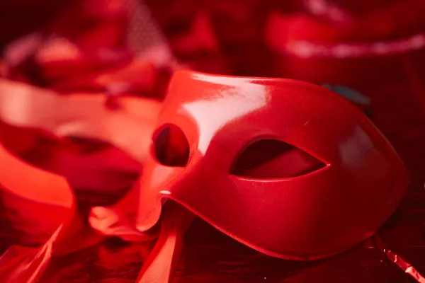 レッドシルクを背景に休日のためのカーニバルマスク — ストック写真