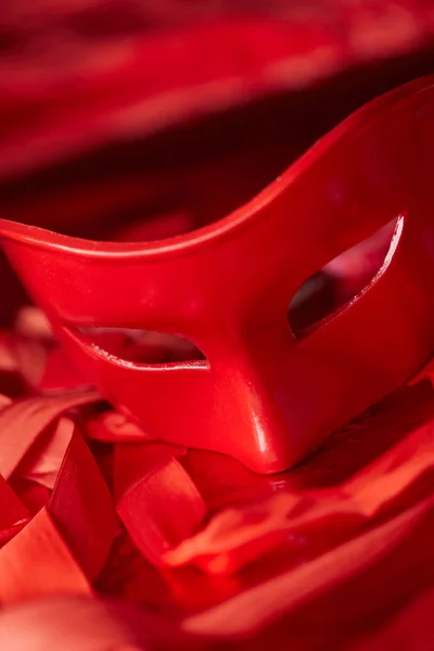 レッドシルクを背景に休日のためのカーニバルマスク — ストック写真