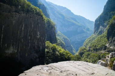Güneşli bir günde Karadağ 'daki sonsuz dağ ve tepelerin manzarası