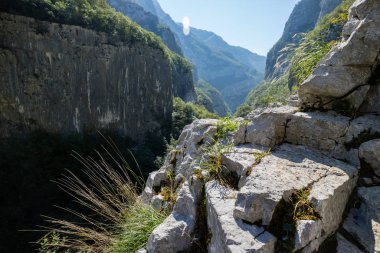 Güneşli bir günde Karadağ 'daki sonsuz dağ ve tepelerin manzarası