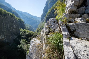 Güneşli bir günde Karadağ 'daki sonsuz dağ ve tepelerin manzarası