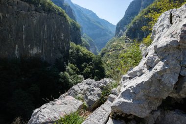 Güneşli bir günde Karadağ 'daki sonsuz dağ ve tepelerin manzarası