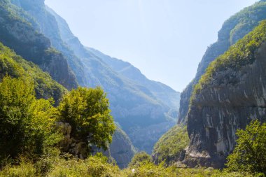 Güneşli bir günde Karadağ 'daki sonsuz dağ ve tepelerin manzarası