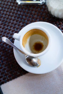 Boş kahve fincanı, masada kaşık, yakın görüş.  