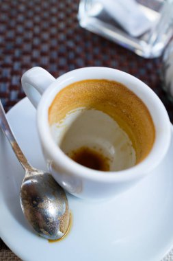 Boş kahve fincanı, masada kaşık, yakın görüş.  