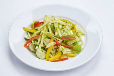 Beyaz tabakta sebze salatası, yakın görüş.