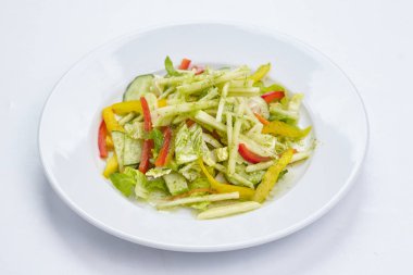 Beyaz tabakta sebze salatası, yakın görüş.