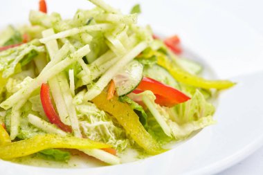 Beyaz tabakta sebze salatası, yakın görüş.
