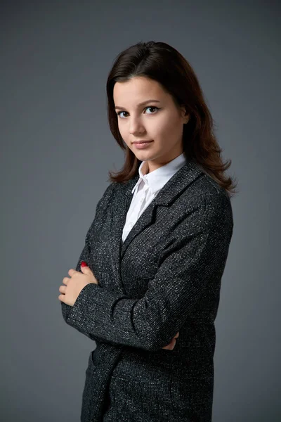 Retrato Una Hermosa Joven Con Camisa Blanca Chaqueta Oscura Posando —  Fotos de Stock