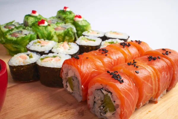 Smaczne Sushi Desce Krojenia Drewna Widok Bliska — Zdjęcie stockowe