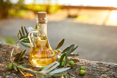 Zeytinyağı ve yeşil zeytinli sürahi.