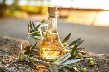 Zeytinyağı ve yeşil zeytinli sürahi.