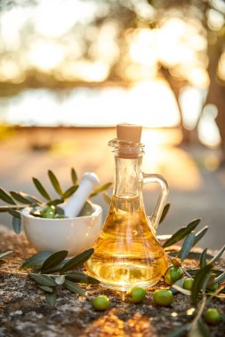 Zeytinyağı ve yeşil zeytinli sürahi.
