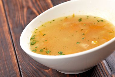 Beyaz kasede sebze çorbası, yakın görüş.  