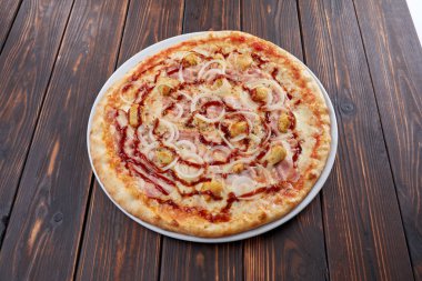 Ahşap arka planda lezzetli bir pizza, yakın görüş.