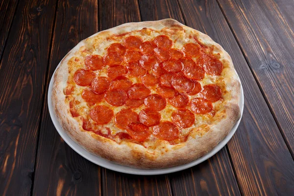 Välsmakande Pizza Trä Bakgrund Nära Utsikt — Stockfoto