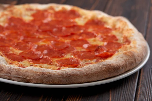 Välsmakande Pizza Trä Bakgrund Nära Utsikt — Stockfoto