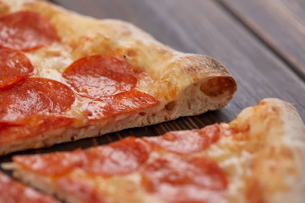 Pizza Saborosa Fundo Madeira Vista Próxima — Fotografia de Stock
