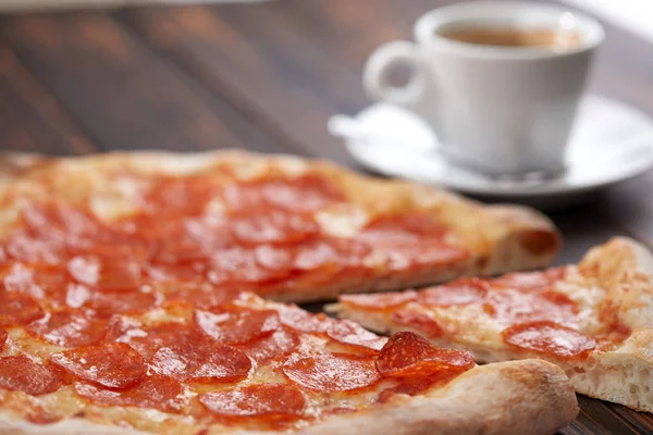 Leckere Pizza Auf Hölzernem Hintergrund Nahsicht — Stockfoto