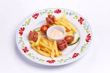 Sebzeli patates kızartması, tabakta sos, çocuk menüsü konsepti. 