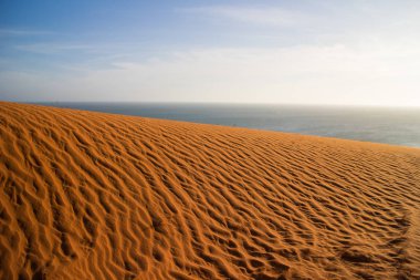 Kum çölü ve deniz manzarası