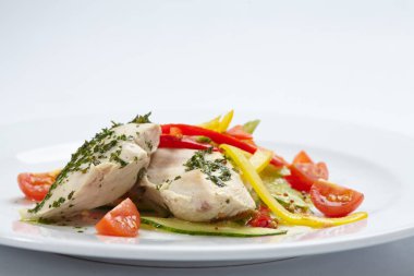 Beyaz tabakta Sebzeli tavuk yakın çekim 