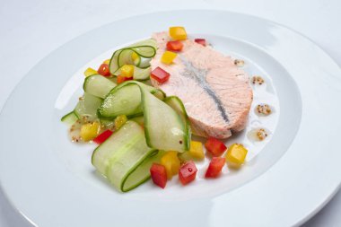 Sebzeli somon ve beyaz tabakta sos, yakın plan. 