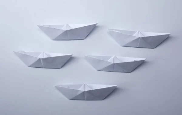 Bateaux Papier Artisanal Sur Fond Blanc Concept Commercial — Photo