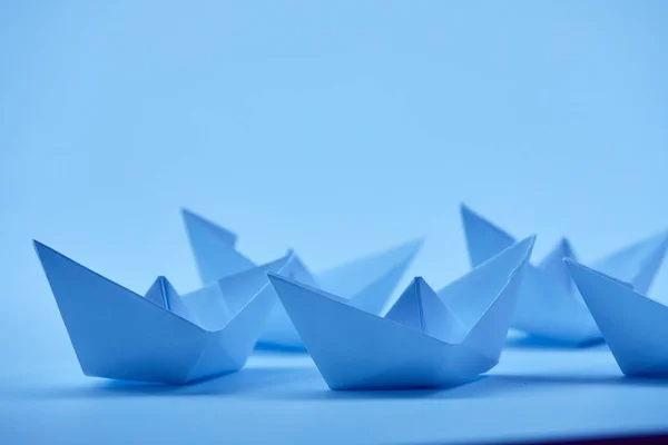 手作りの青の背景 ビジネス コンセプトにペーパー ボート — ストック写真