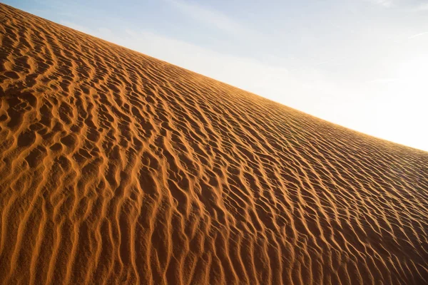 青い空に広がる砂漠の絵のような景色 — ストック写真