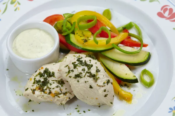 Huhn Mit Gemüse Auf Weißem Teller Nahaufnahme — Stockfoto