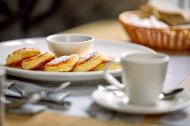gözleme ve kahve fincanı, kafede kahvaltı konsepti.
