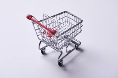 Alışveriş arabası beyaz arka planda izole edildi, yakın plan. 