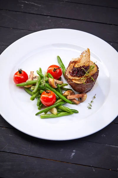 Steak Mit Gemüse Auf Weißem Teller Nahsicht — Stockfoto