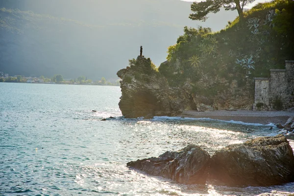 Θάλασσα Και Βουνά Την Ηλιόλουστη Μέρα Μαυροβούνιο — Φωτογραφία Αρχείου
