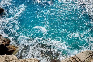 Karadağ 'ın güneşli bir günde deniz ve dağlar