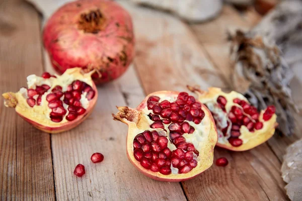 Reifer Bio Granatapfel Auf Holzgrund Nahaufnahme — Stockfoto