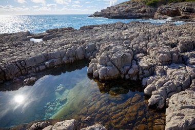 Karadağ 'ın güneşli bir günde deniz ve dağlar