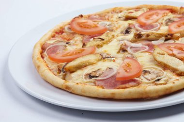 Beyaz tabakta lezzetli pizza yakın çekim 