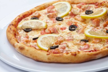 Beyaz tabakta lezzetli pizza yakın çekim 