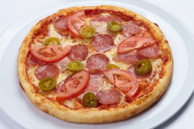 Beyaz tabakta lezzetli pizza yakın çekim 