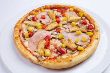 Beyaz tabakta lezzetli pizza yakın çekim 