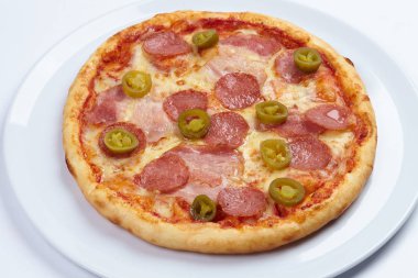 Beyaz tabakta lezzetli pizza yakın çekim 