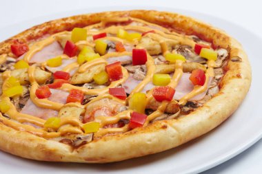 Beyaz tabakta lezzetli pizza yakın çekim 