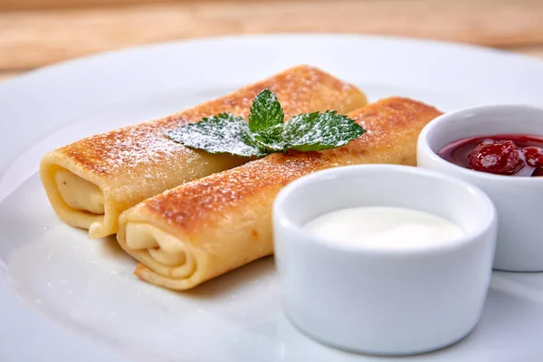 Tortitas Con Crema Agria Salsa Bayas Plato Blanco Primer Plano — Foto de Stock