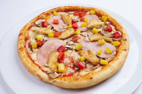 Ízletes Pizza Fehér Tányérra Közelkép — Stock Fotó