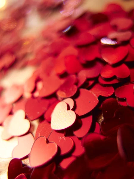 明亮的红色心脏五彩纸屑的接近的看法 — 图库照片