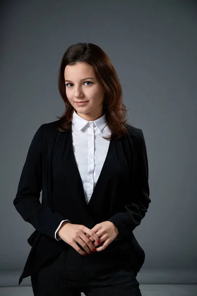 Портрет Красивої Молодої Жінки Білій Сорочці Темній Куртці Позує Сірому — стокове фото