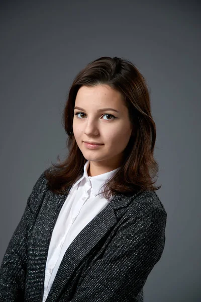 Retrato Bela Jovem Mulher Vestindo Camisa Branca Casaco Escuro Posando — Fotografia de Stock