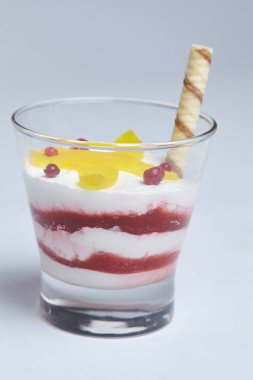 Beyaz arka planda meyveli bir tatlı, yakın plan. 